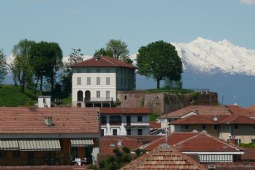 Ruderi dei Bastioni visti da sud con villa ottocentesca.